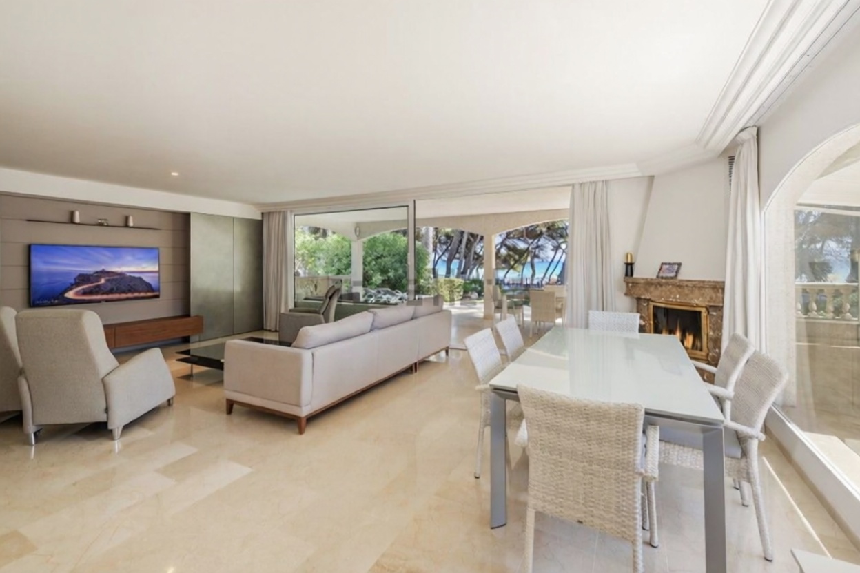 Chalet zum Verkauf mit direktem Strandzugang in Alcúdia — Wohnzimmer