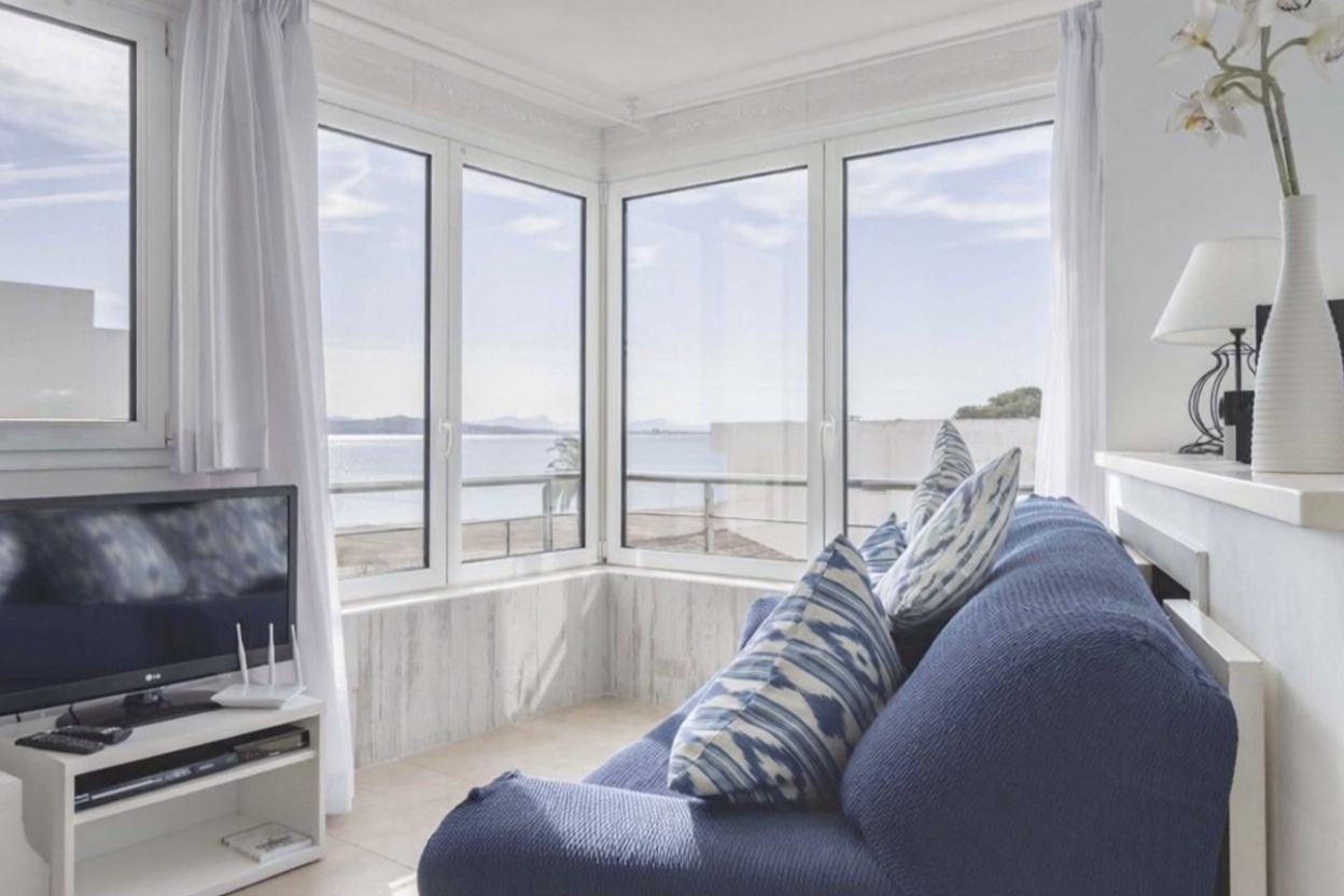 Dúplex en venta en primera línea de playa en Pollença — Salón