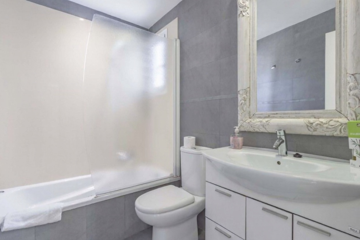 Dúplex en venta en primera línea de playa en Pollença — Baño
