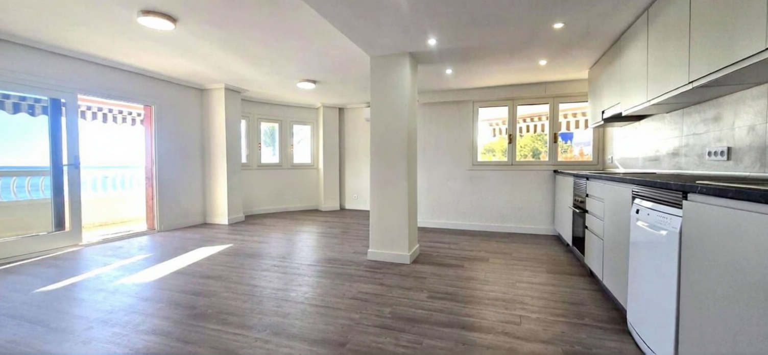 Piso en primera línea de playa en Benidorm — Dormitorio