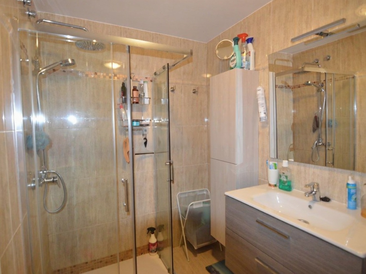 Flat for sale frontline beach in Arico — Bathroom