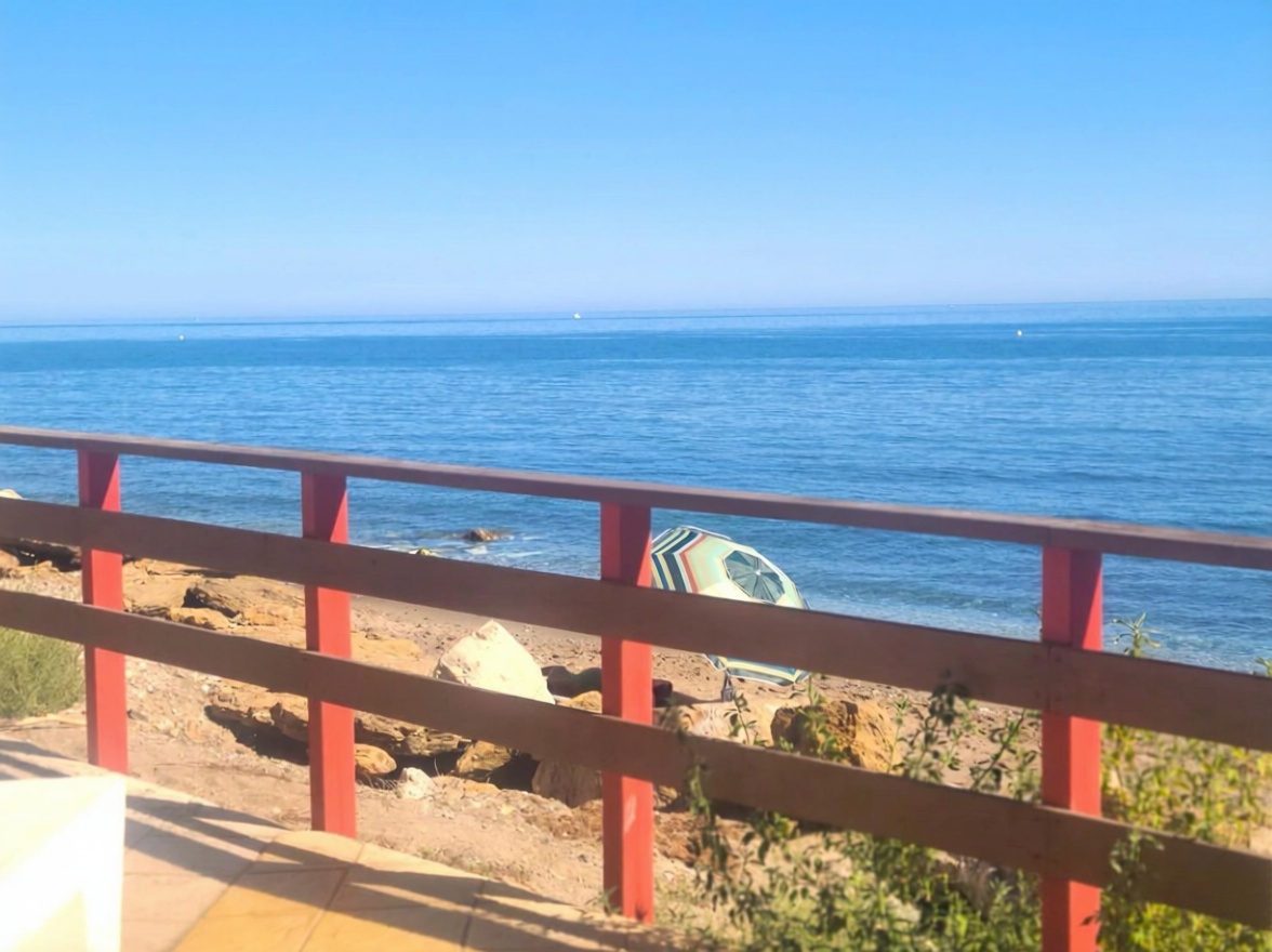 Piso en venta en primera línea de playa en Mijas