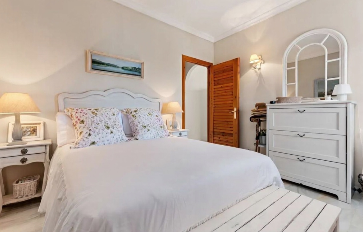 Piso en venta en primera línea de playa en Estepona — Dormitorio