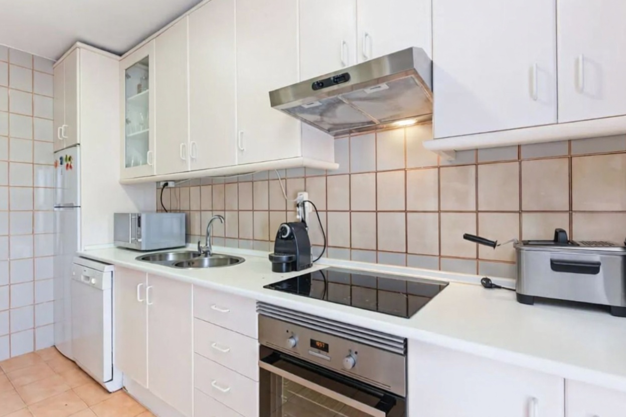 Piso en venta en primera línea de playa en Estepona — Cocina
