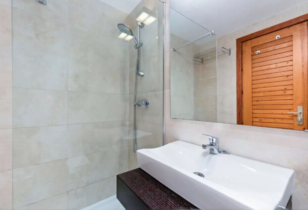 Piso en venta en primera línea de playa en Estepona — Baño