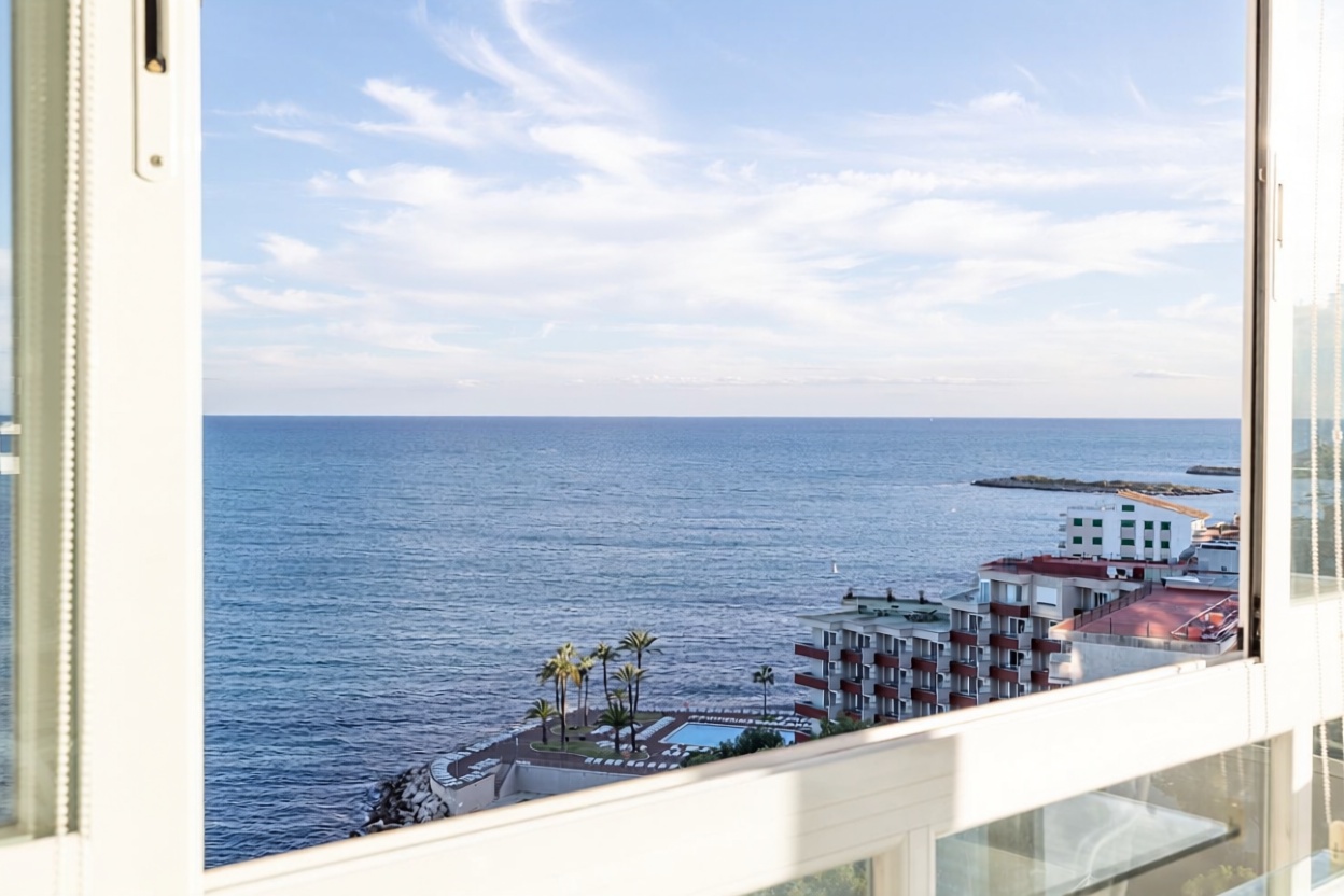 Flat for sale frontline beach in Calvià — Sea view