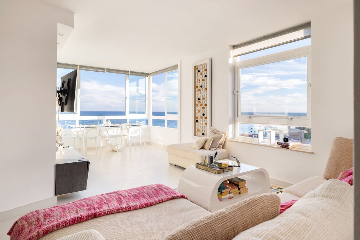 Flat for sale frontline beach in Calvià — Living room