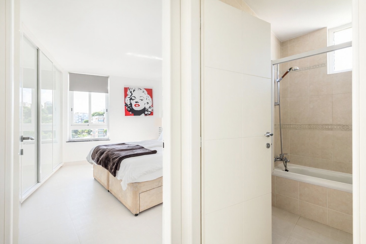 Flat for sale frontline beach in Calvià — Bathroom
