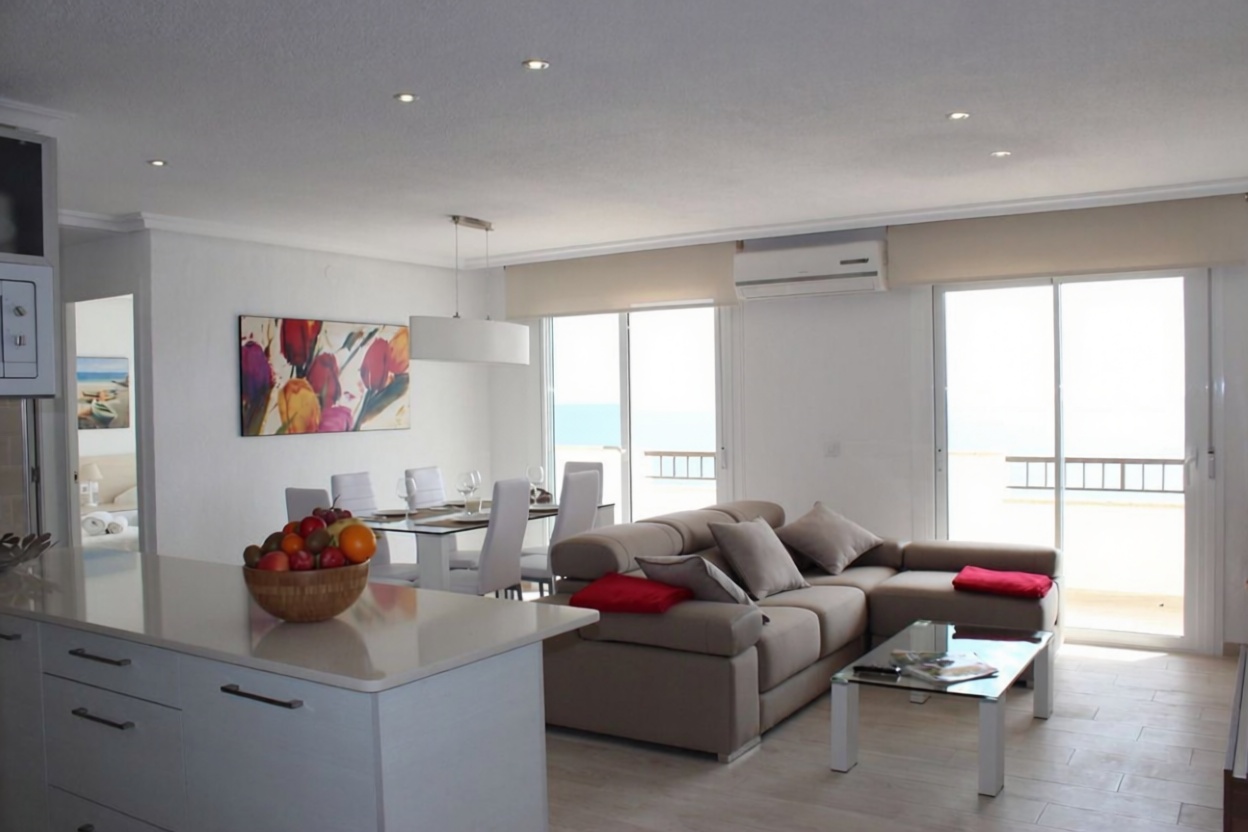 Wohnung zum Verkauf in direkter Strandlage in Pilar de la Horadada — Wohnzimmer
