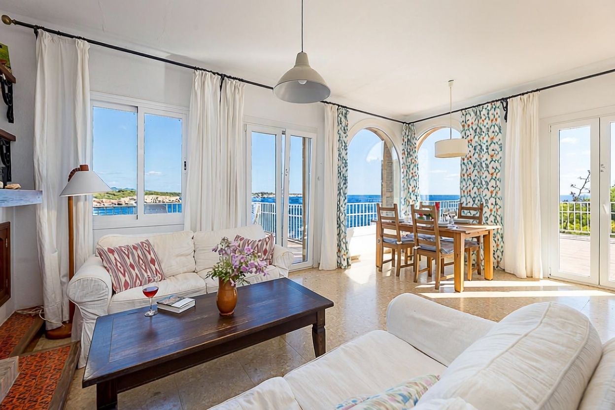 Chalet for sale with direct beach access in Santanyí — Living room