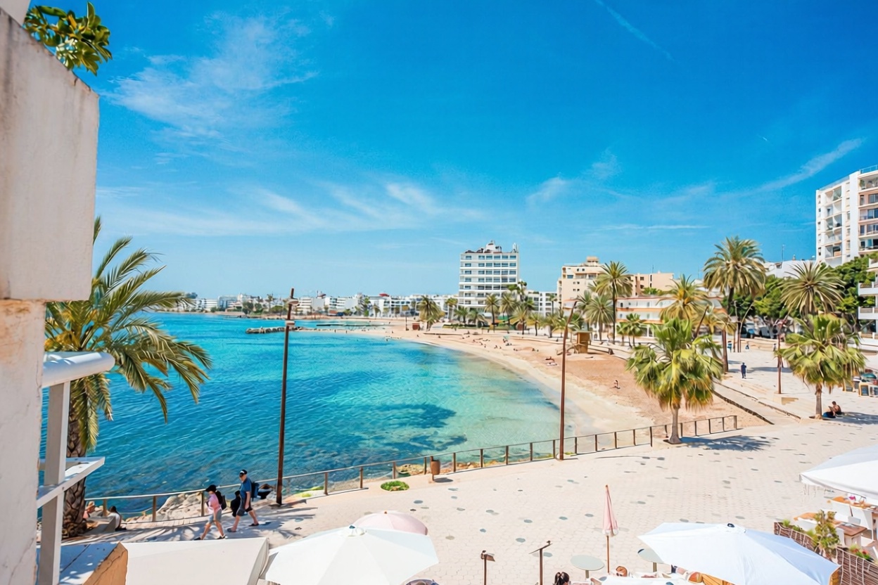 Beachfront flat in Eivissa — Sea view
