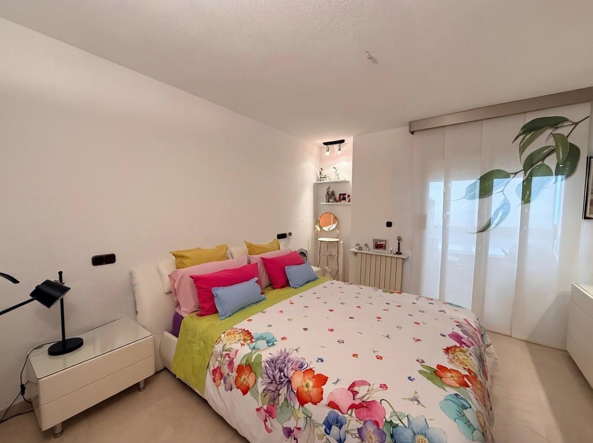 Piso en primera línea de playa en Benidorm — Dormitorio