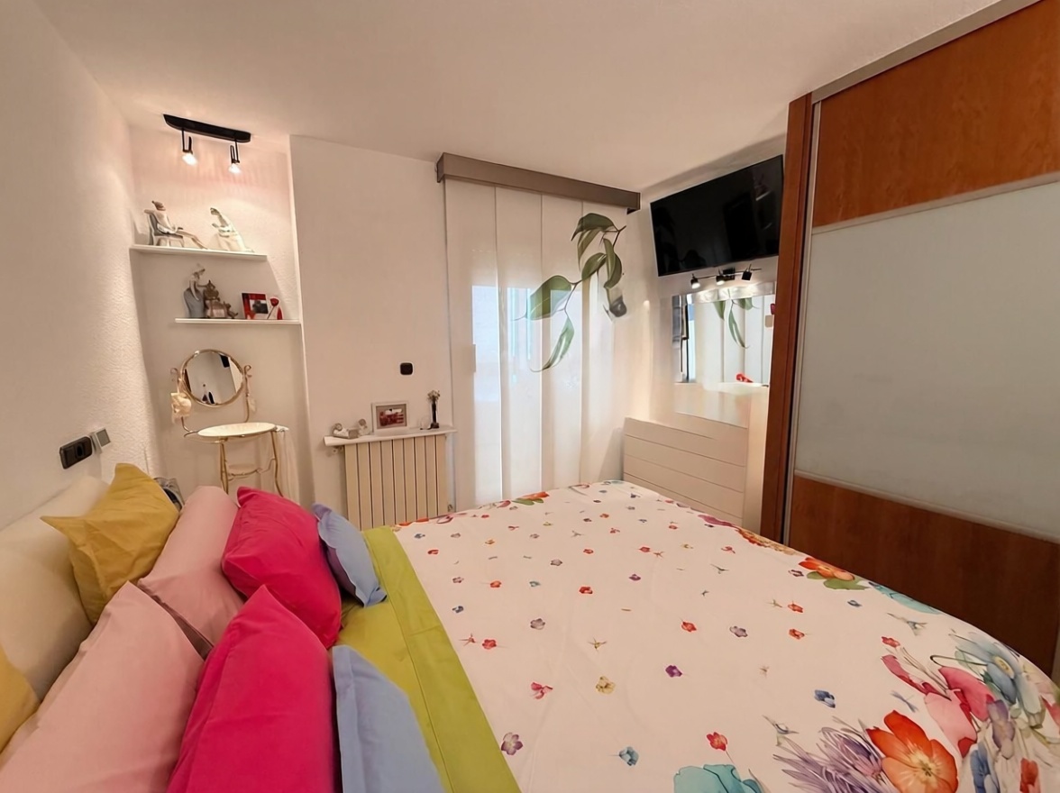 Piso en primera línea de playa en Benidorm — Dormitorio