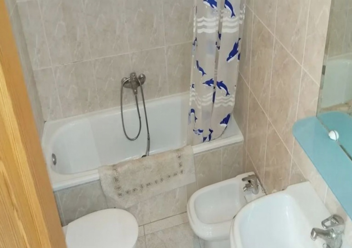 Piso en venta en primera línea de playa en Sant Antoni de Portmany — Baño