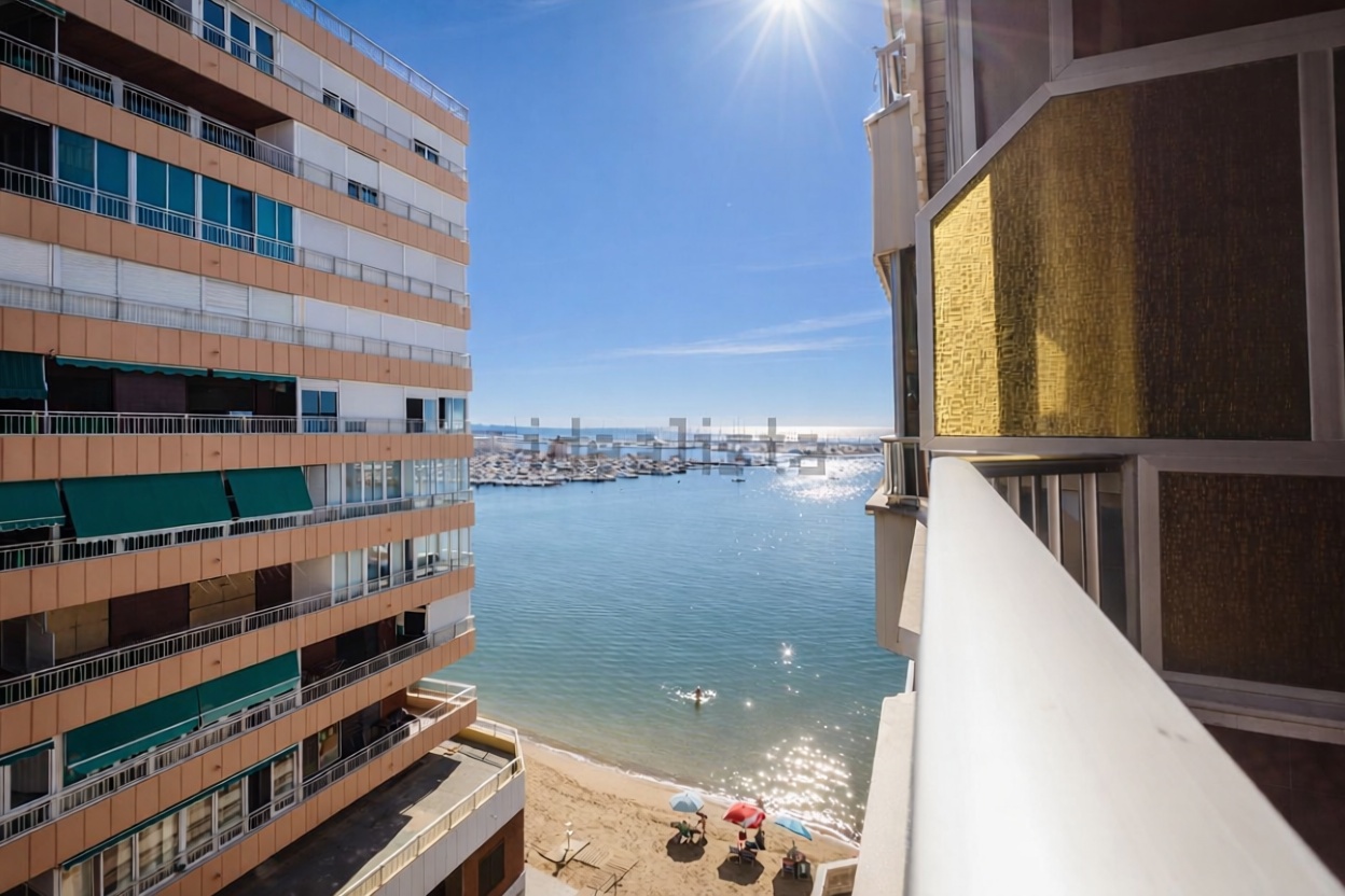 Wohnung zum Verkauf in direkter Strandlage in Torrevieja — Meerblick