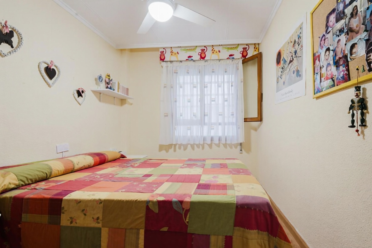 Wohnung zum Verkauf in direkter Strandlage in Torrevieja — Schlafzimmer