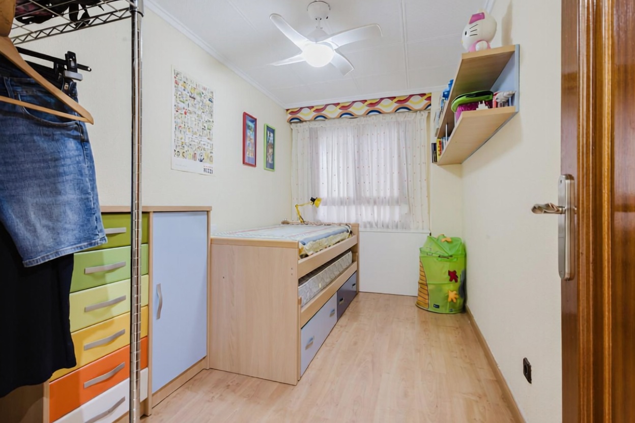 Wohnung zum Verkauf in direkter Strandlage in Torrevieja — Schlafzimmer