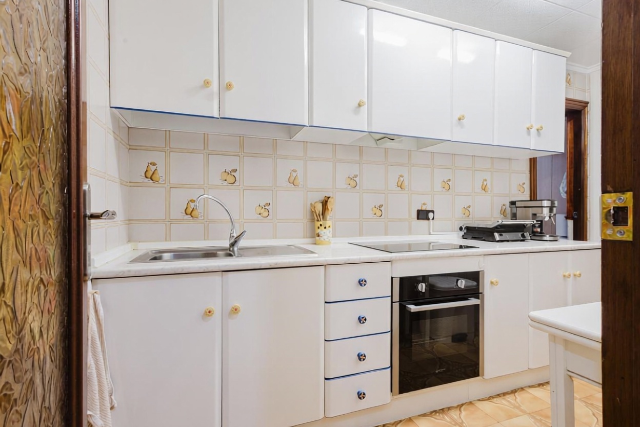 Wohnung zum Verkauf in direkter Strandlage in Torrevieja — Küche