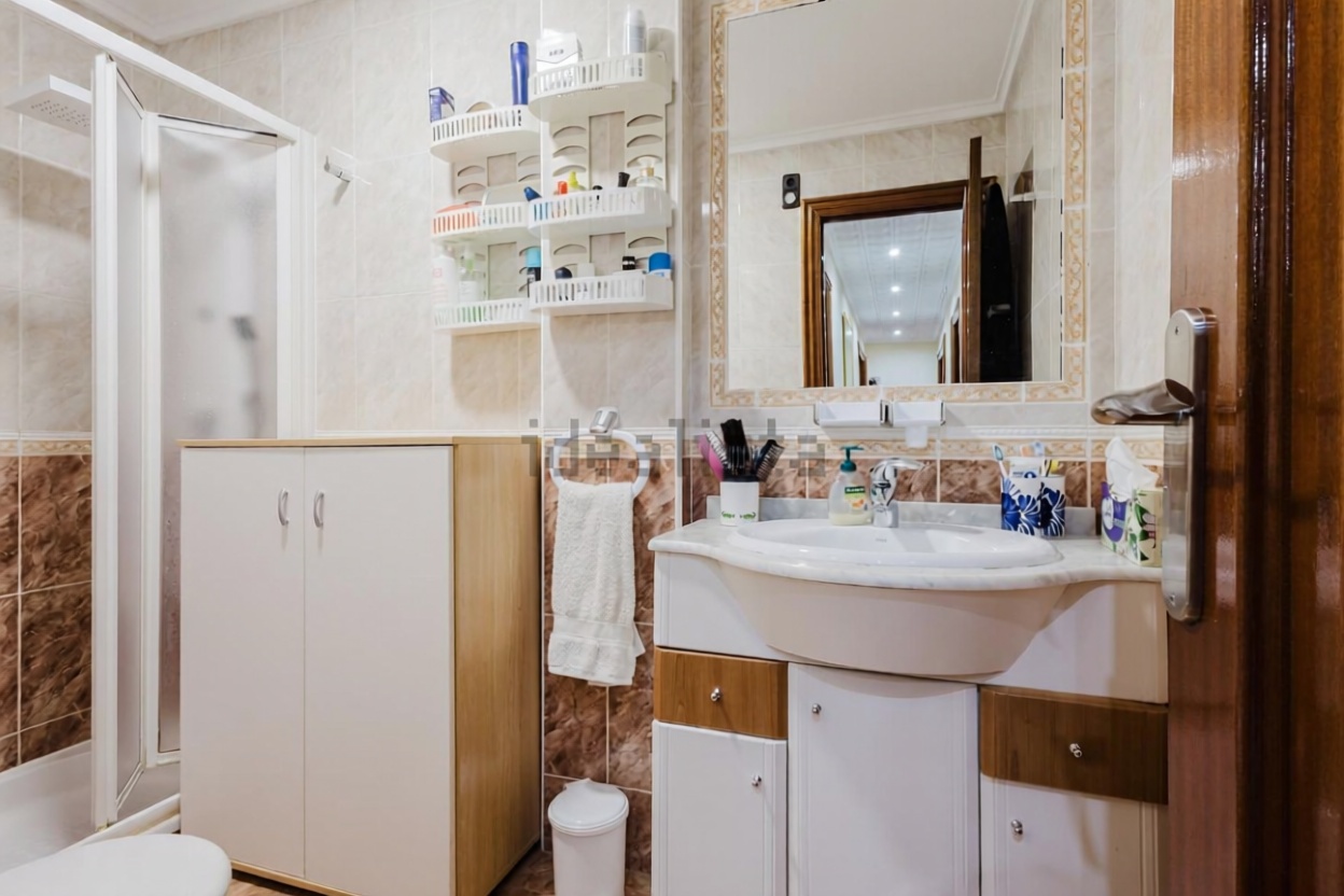 Wohnung zum Verkauf in direkter Strandlage in Torrevieja — Bad