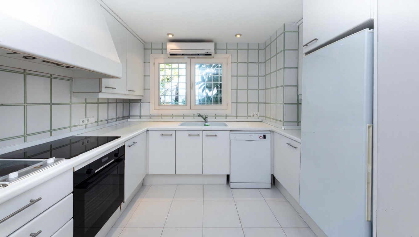 Chalet for sale with direct beach access in Santanyí — Kitchen