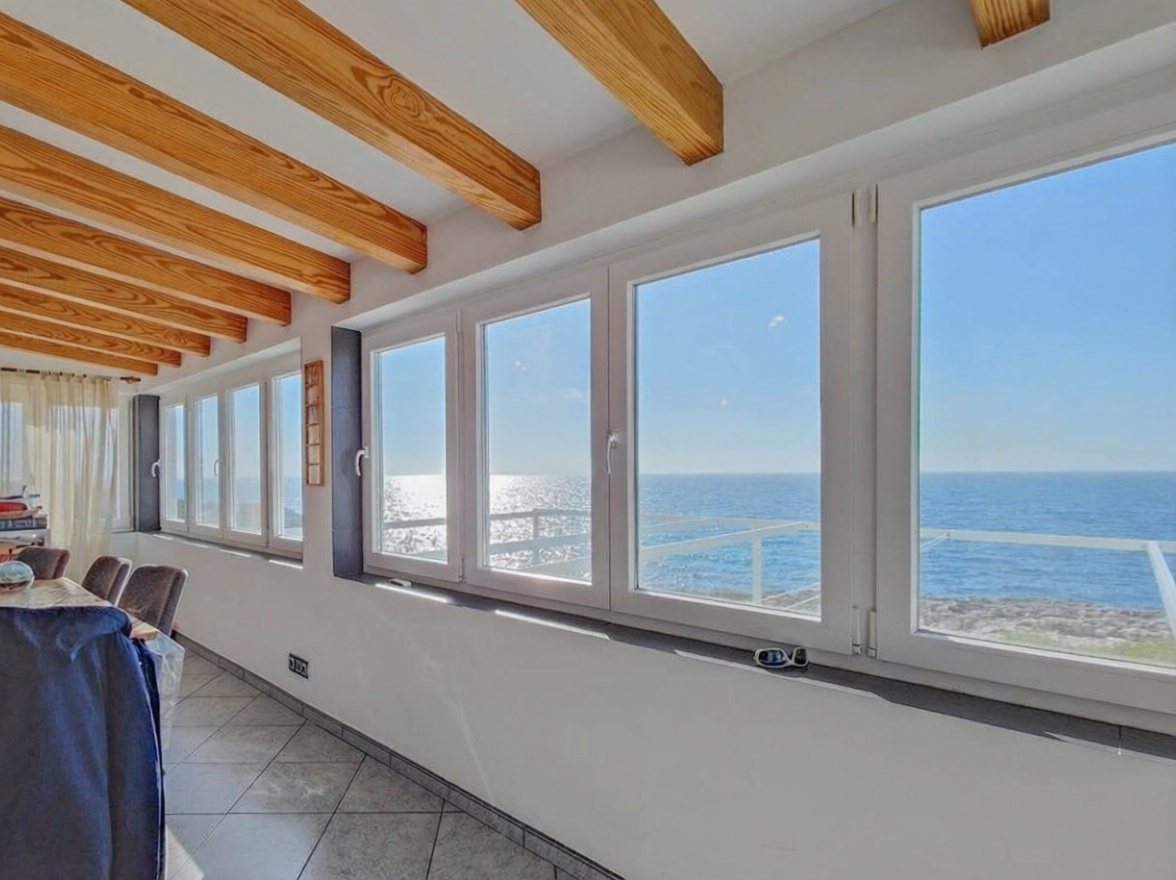 Chalet zum Verkauf mit direktem Strandzugang in Mallorca, Balears (Illes) — Wohnzimmer