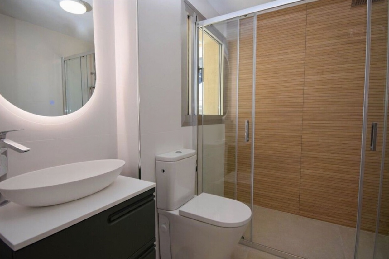Attic for sale seafront in Fuengirola — Bathroom