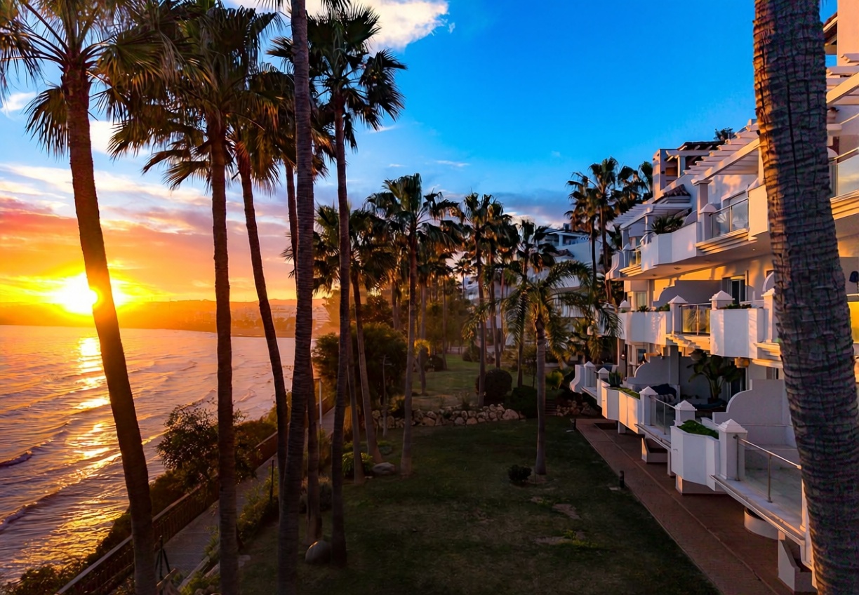 Flat for sale frontline beach in Estepona — Sea view