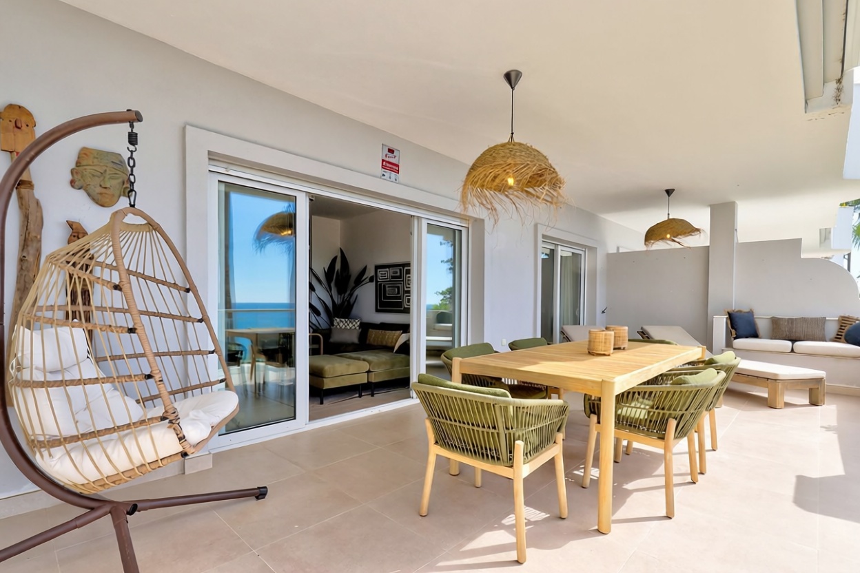 Flat for sale frontline beach in Estepona — Living room