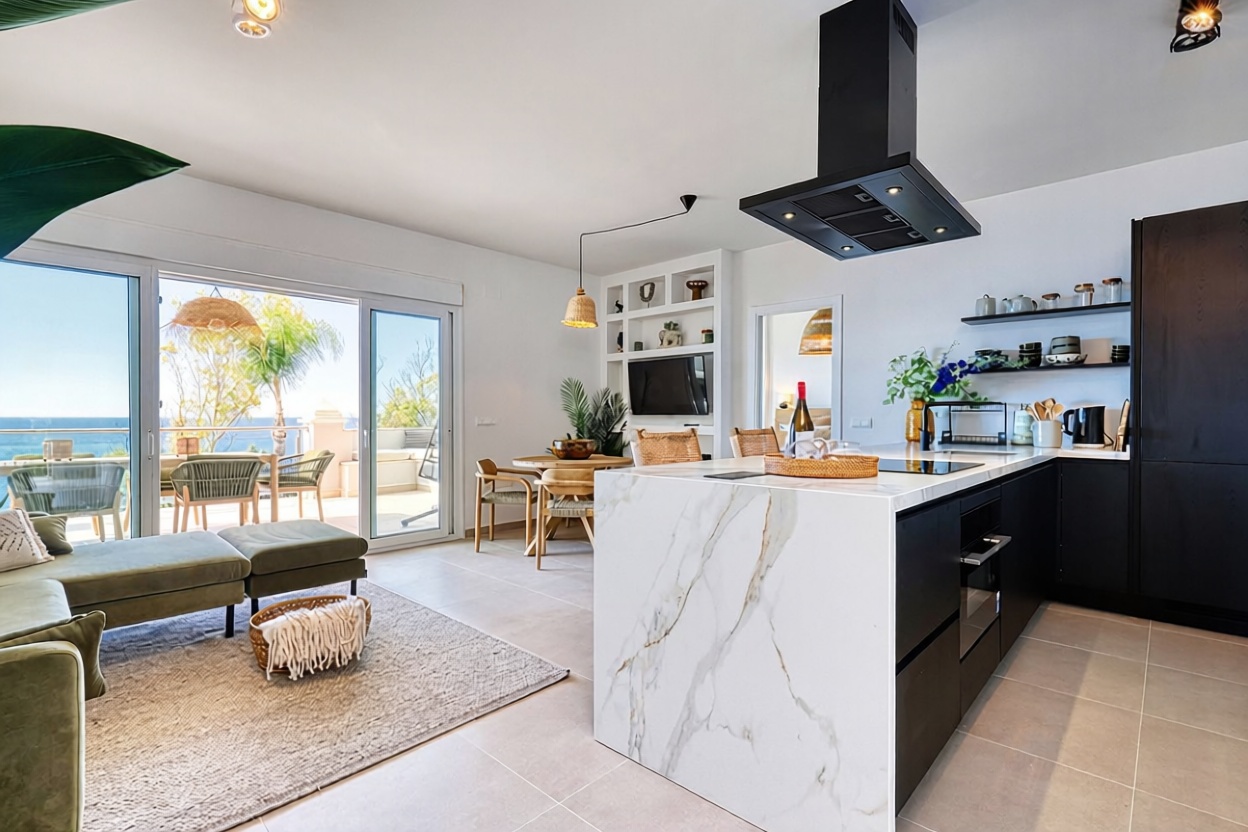 Flat for sale frontline beach in Estepona — Kitchen