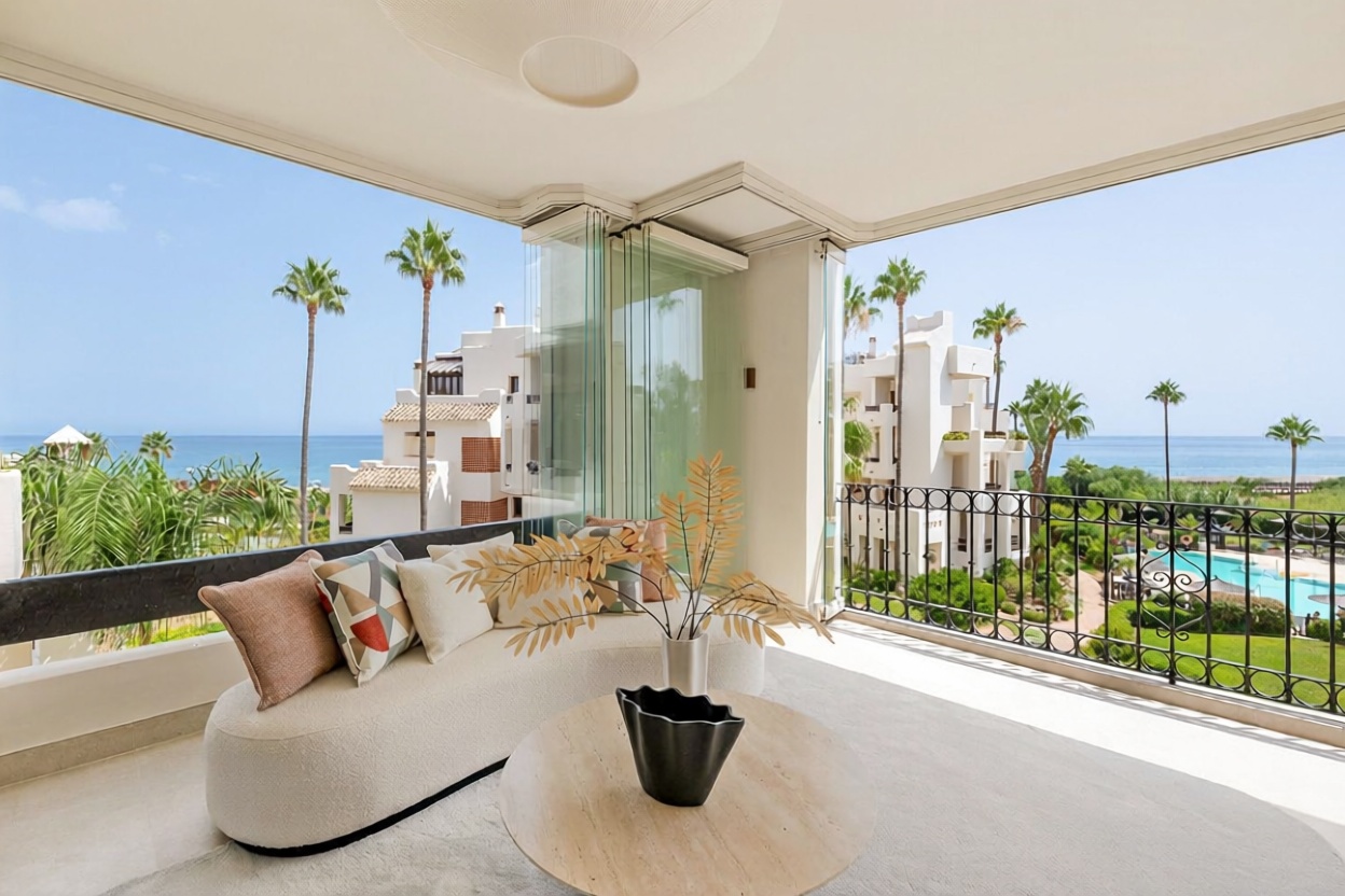 Flat for sale frontline beach in Estepona