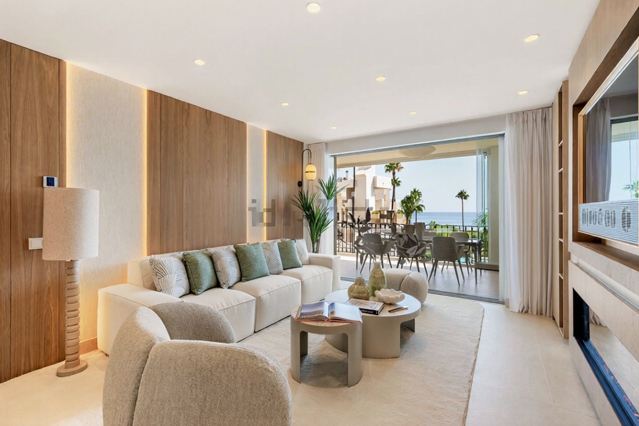 Flat for sale frontline beach in Estepona — Living room