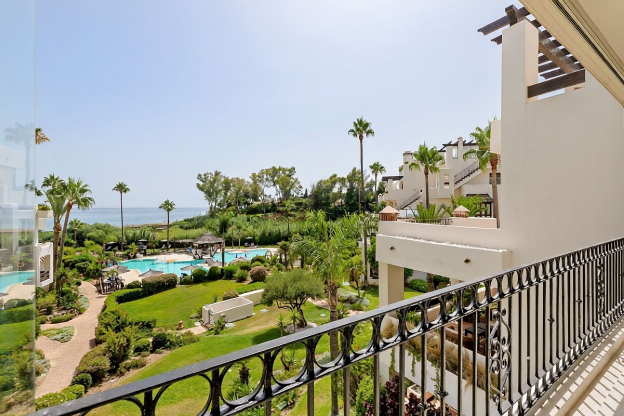 Flat for sale frontline beach in Estepona — Bedroom