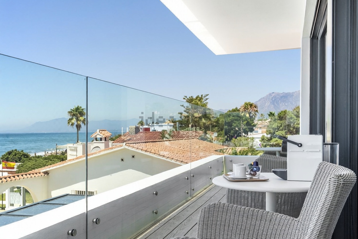 Chalet en venta con acceso directo a la playa en Marbella