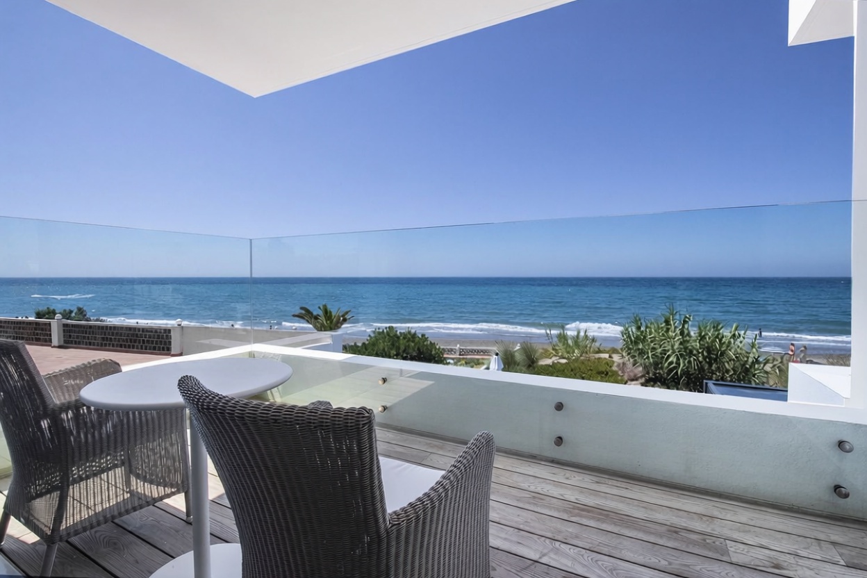 Chalet en venta con acceso directo a la playa en Marbella — Terraza mar