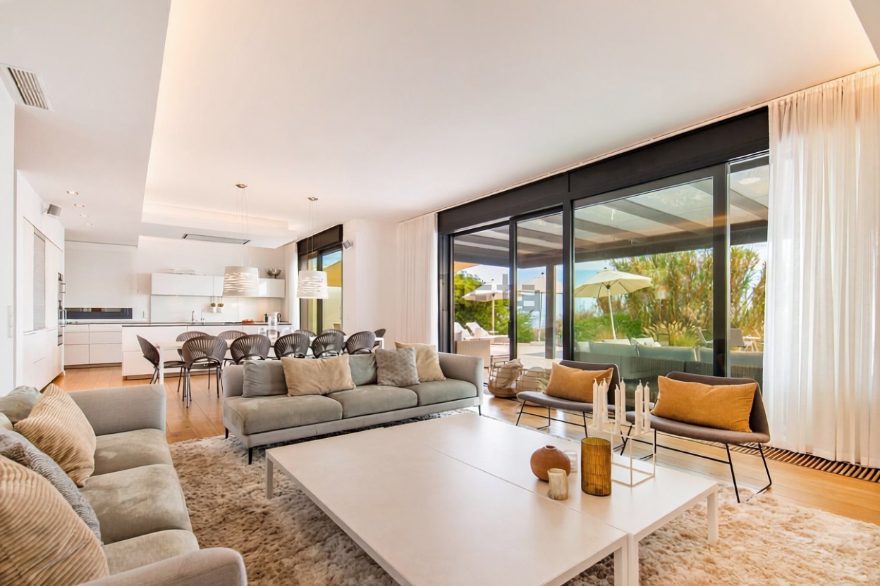 Chalet en venta con acceso directo a la playa en Marbella — Salón
