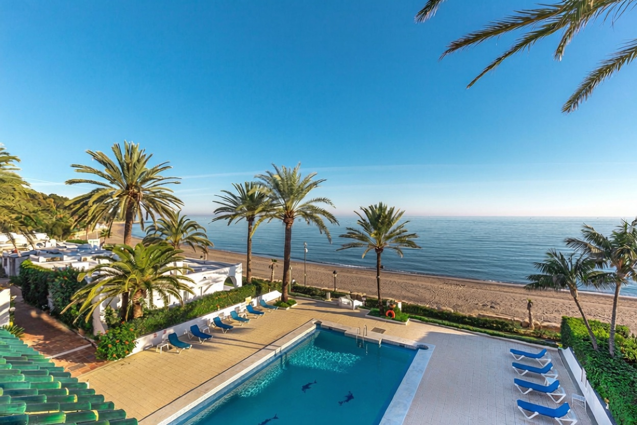 Seafront attic in Marbella — Sea view