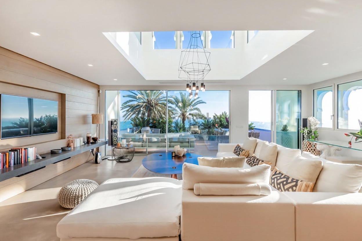 Seafront attic in Marbella — Living room