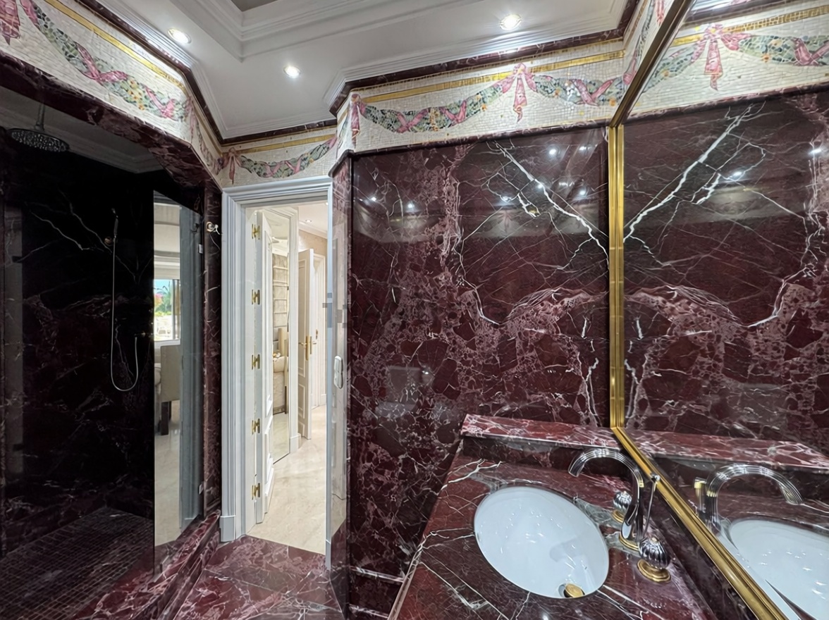 Flat for sale frontline beach in Marbella — Bathroom