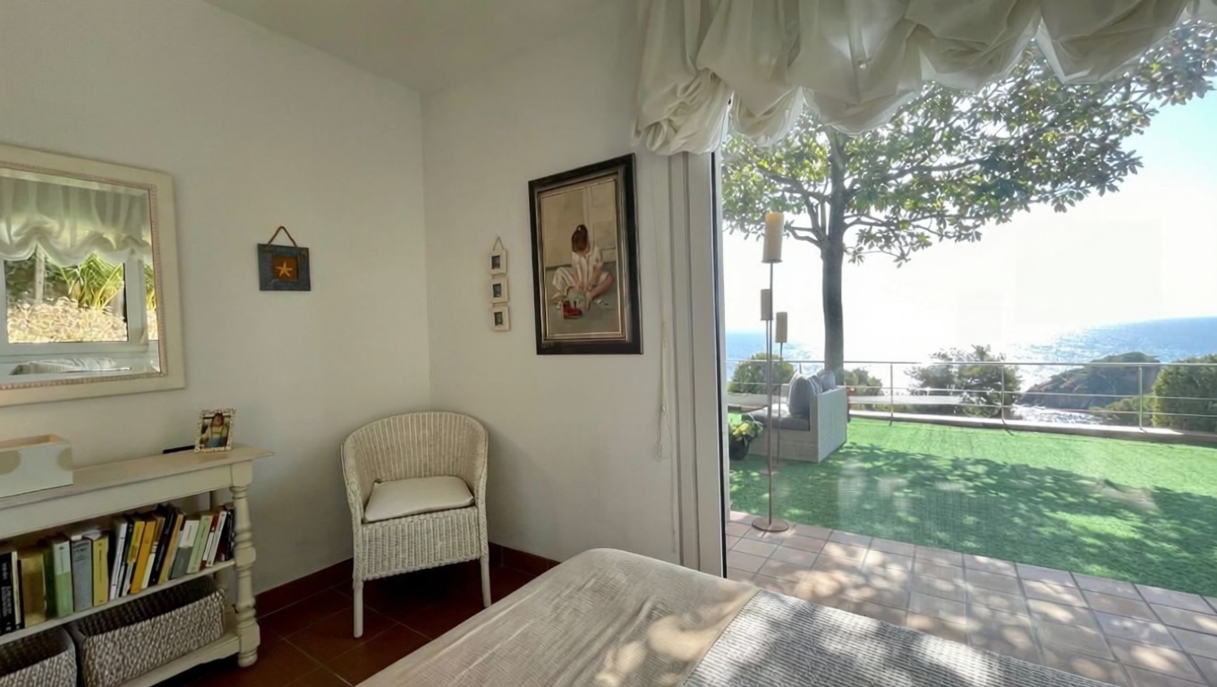 Chalet for sale with direct beach access in Blanes