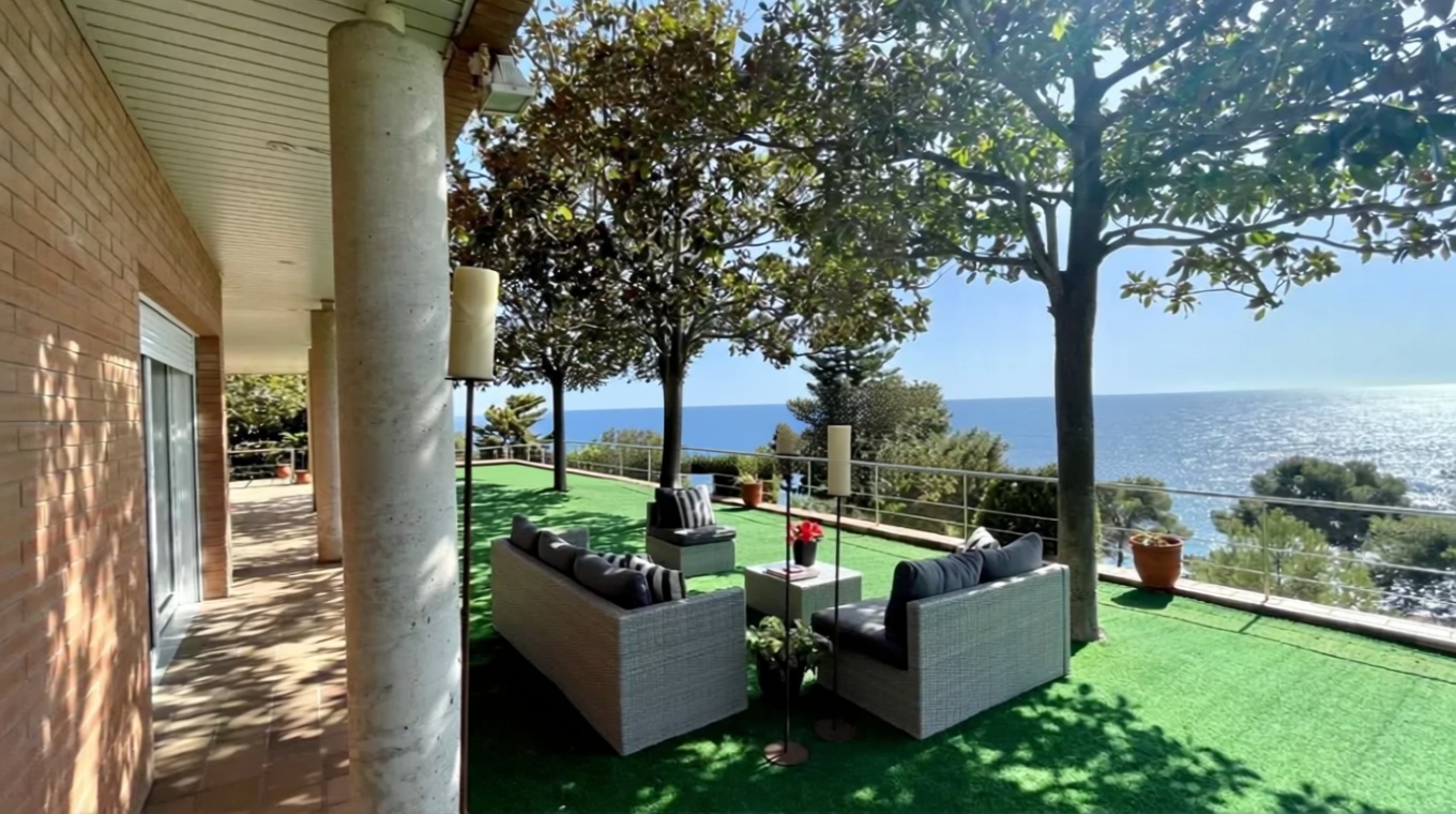 Chalet for sale with direct beach access in Blanes