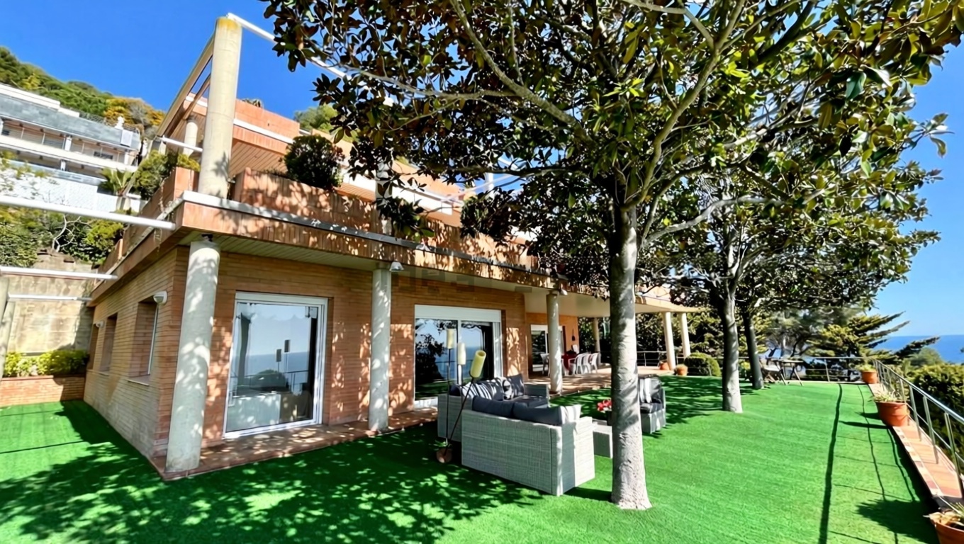 Chalet for sale with direct beach access in Blanes