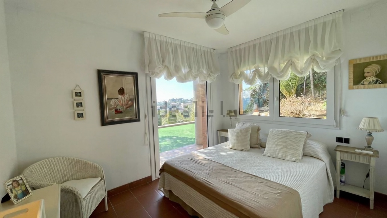 Chalet for sale with direct beach access in Blanes