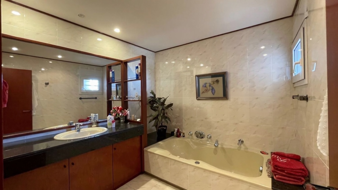 Chalet for sale with direct beach access in Blanes