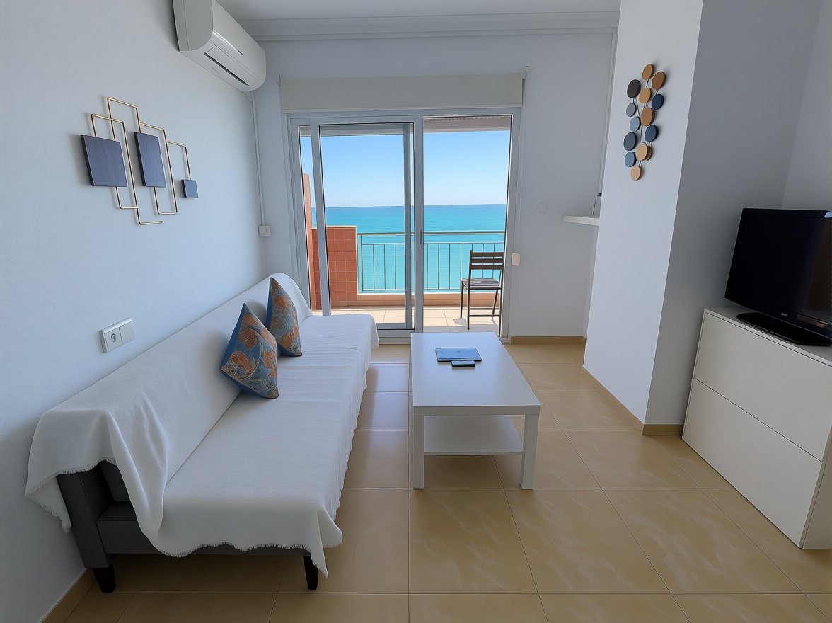 Piso en venta en primera línea de playa en Fuengirola — Salón