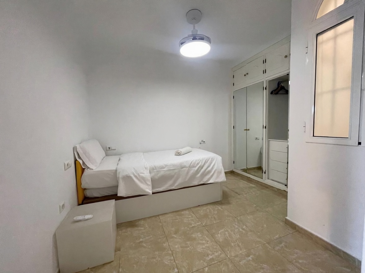 Piso en venta en primera línea de playa en Fuengirola — Dormitorio