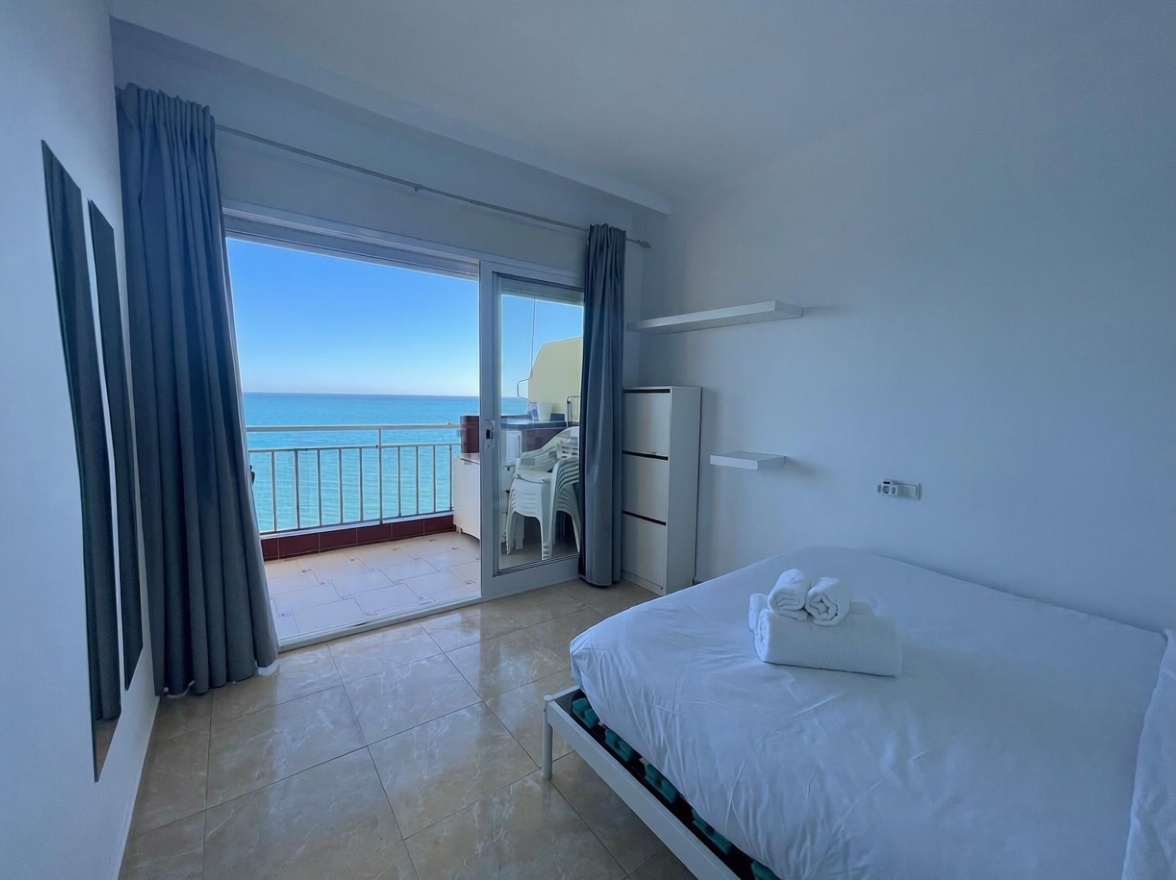 Piso en venta en primera línea de playa en Fuengirola — Dormitorio