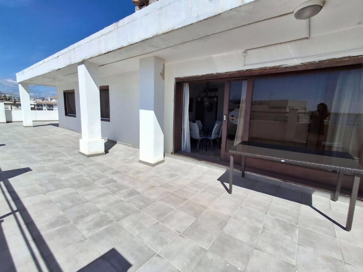 Ático à venda em primeira linha de mar em Estepona