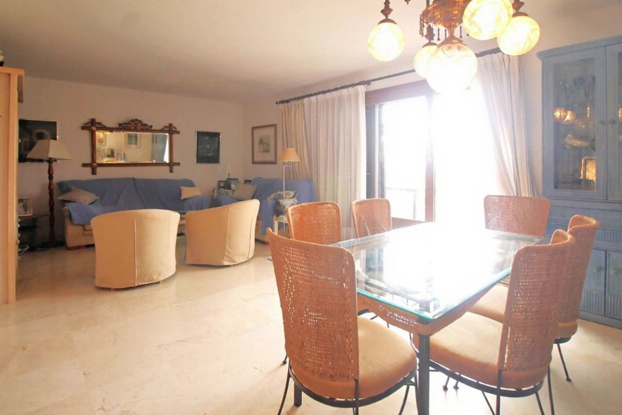 Appartement en attique en première ligne de mer à Estepona — Séjour