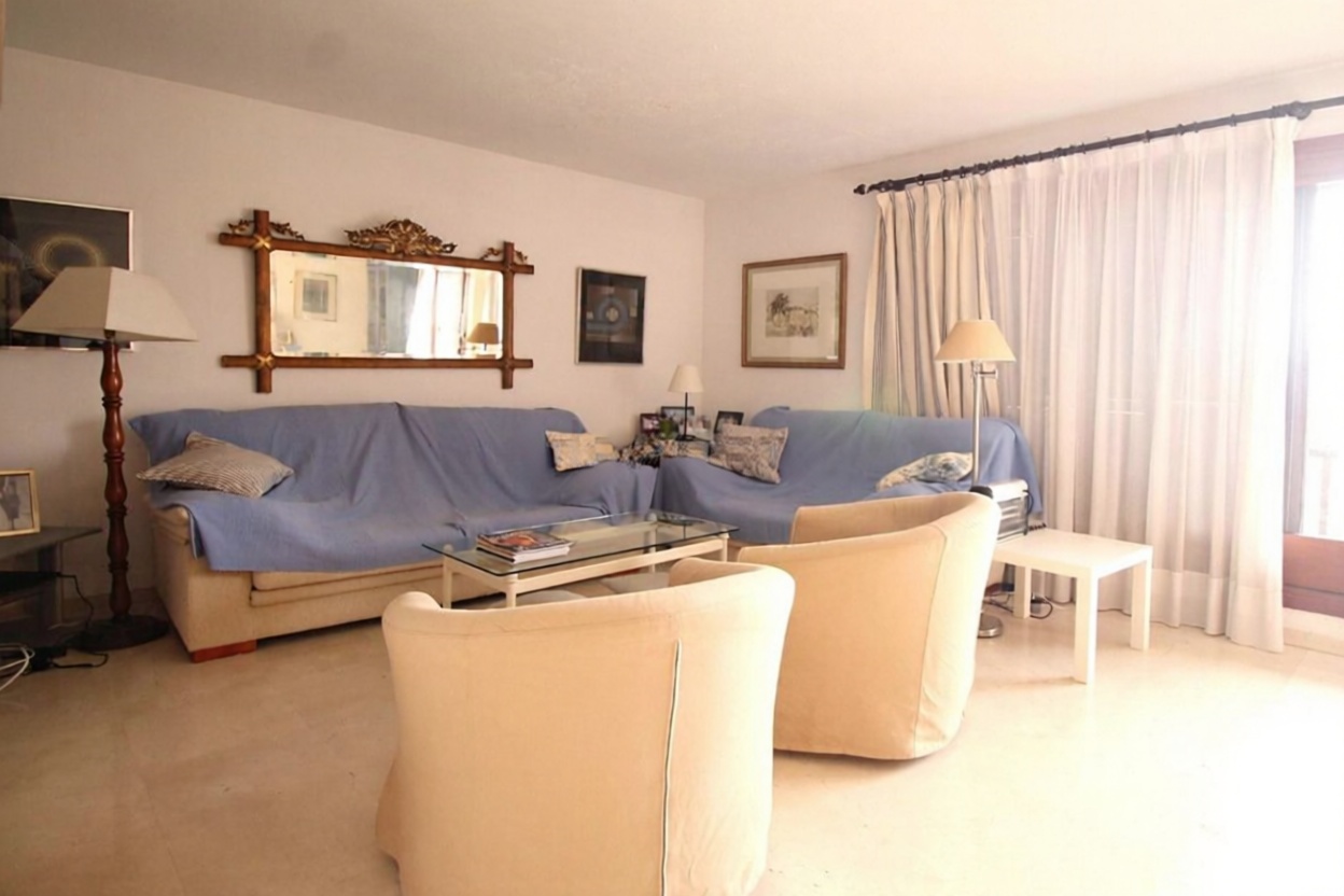Appartement en attique en première ligne de mer à Estepona — Séjour