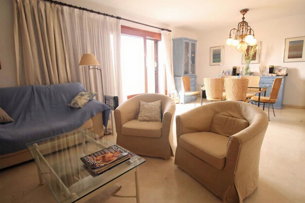 Appartement en attique en première ligne de mer à Estepona — Séjour